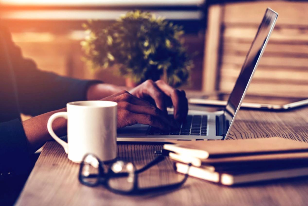 Kolorowe smoothie bowl z owocami i nasionami